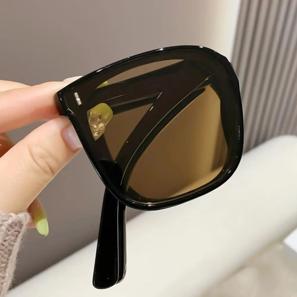 Gafas de sol abatibles con estuche.