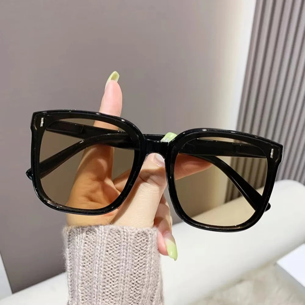 Gafas de sol abatibles con estuche.